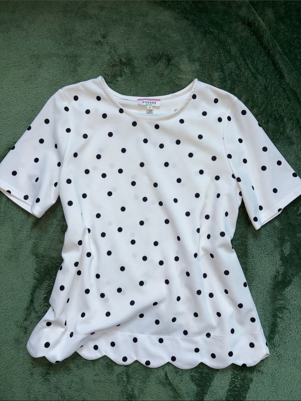 ANDREE BY UNIT White Short Sleeve Polka Dot Top with Scalloped Hem